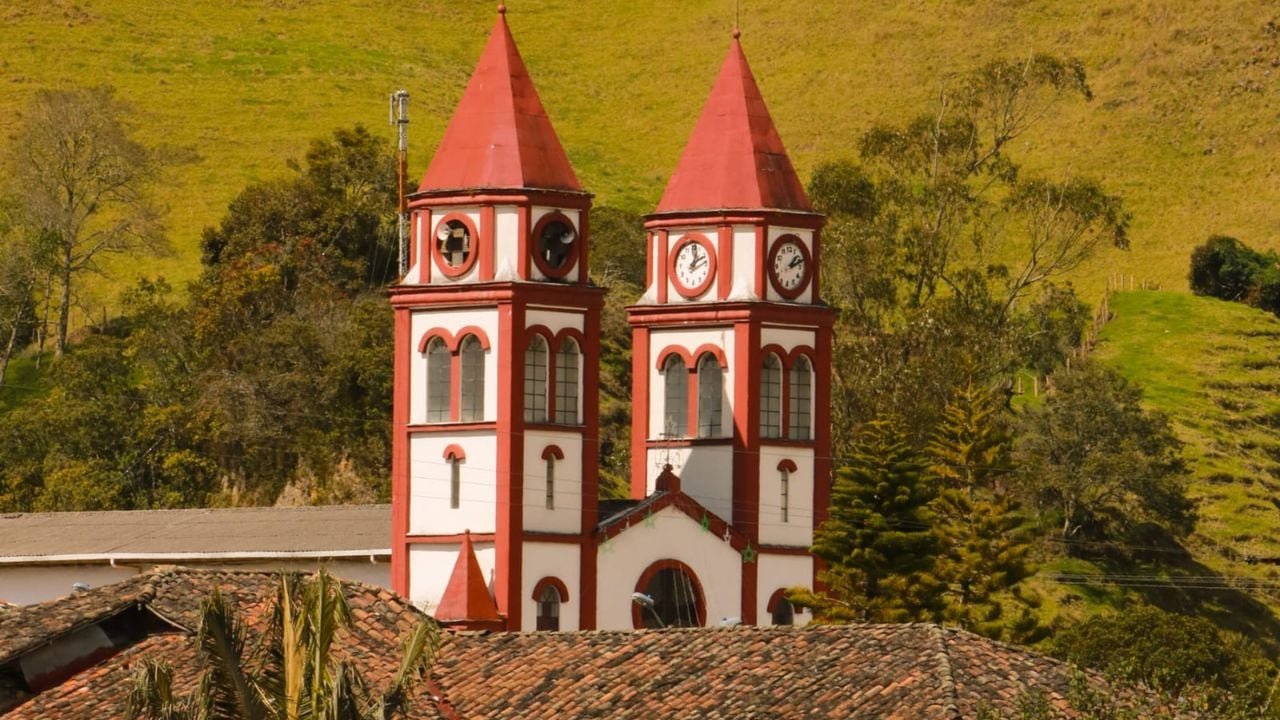 Rodeado de montañas cafeteras, este municipio ubicado al norte de Caldas es uno de los 18 Pueblos Patrimonio de Colombia.