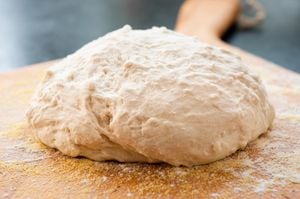 El gluten es una proteína aglutinada, cuya función es ayudar a que las masas esponjen y evitar que el pan se desarme