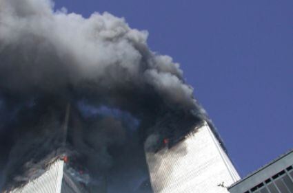 Una foto nunca antes vista tomada por un empleado del Servicio Secreto: Las torres del World Trade Center después de que ambos aviones golpearan los edificios.