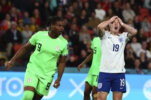 Beth England de Inglaterra, a la derecha, reacciona después de perder una oportunidad de anotar durante el partido de fútbol de los octavos de final de la Copa Mundial Femenina entre Inglaterra y Nigeria en Brisbane, Australia, el lunes 7 de agosto de 2023. (Foto AP/Tertius Pickard)
