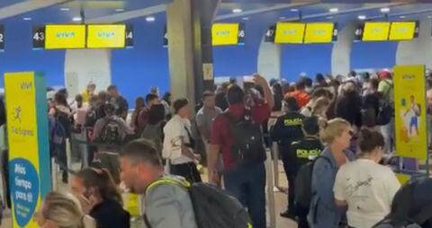 Usuarios de VIVA Air protestan en el aeropuerto de Rionegro.