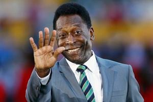 Pelé saluda antes de un partido de la Copa Africana de Naciones entre Costa de Marfil y Gambia en Libreville, Gabón, el 12 de febrero de 2012 