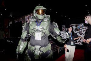 Cristoph Gehering, un fabricante de utilería, se disfraza como el Jefe Maestro de la serie de videojuegos Halo en el piso de la convención en Comic-Con International en San Diego, California, EE. UU., 21 de julio de 2022. Foto REUTERS/Bing Guan