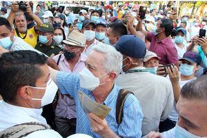 Álvaro Uribe en una de sus más recientes giras por el país