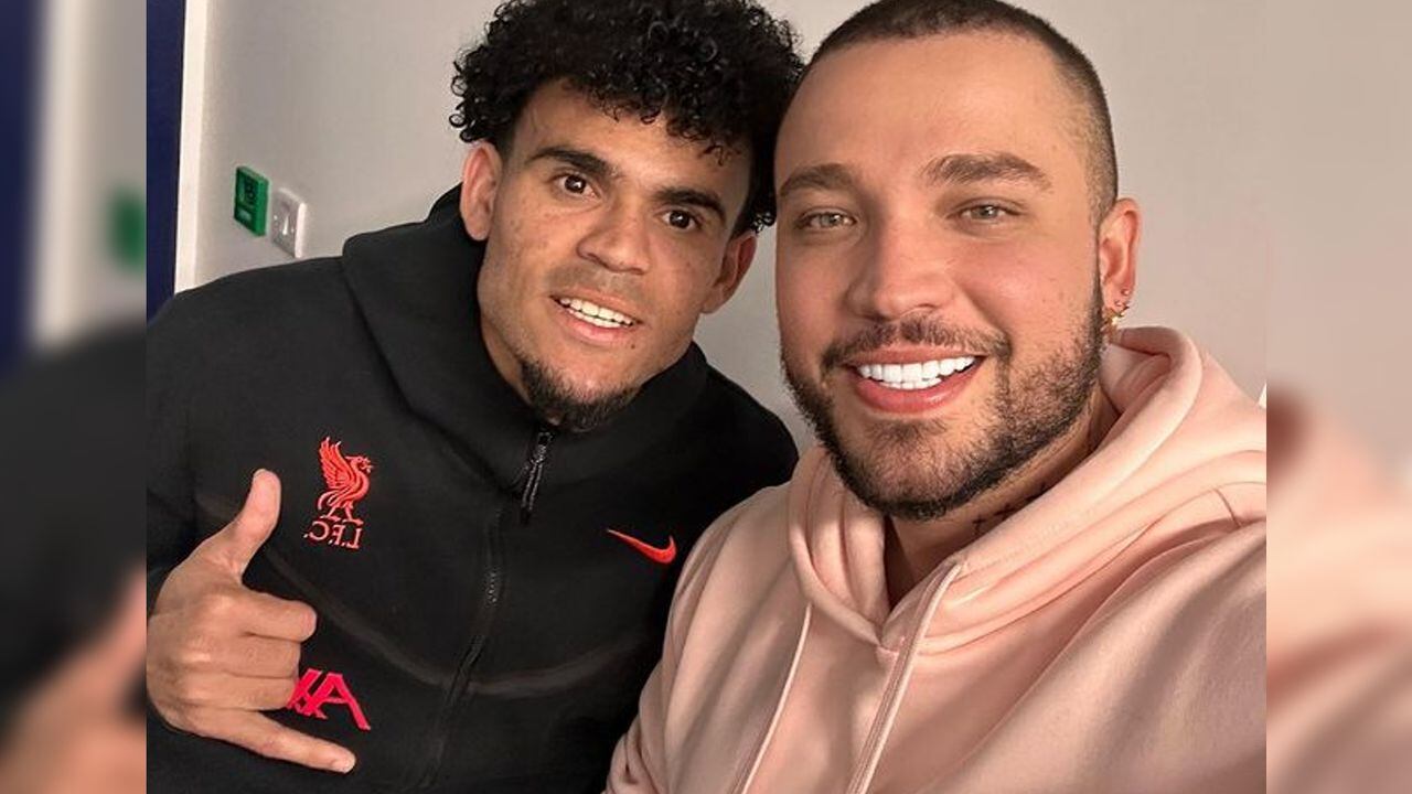 El futbolista y el cantante se mostraron emocionados en su encuentro. Foto: Instagram @jessiuribe3.