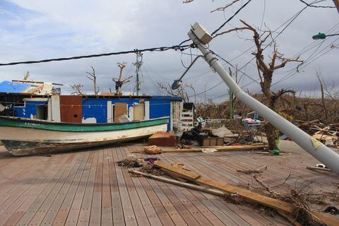 Lanchas sobre las casas, árboles caídos, casas destruidas y mucho lodo, son algunos de los resultados del paso del huracán por Santa Catalina.