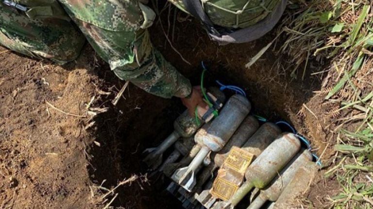 Ejército ubicó depósito ilegal con más de 50 municiones de fabricación improvisada, ¿a quién pertenecían?