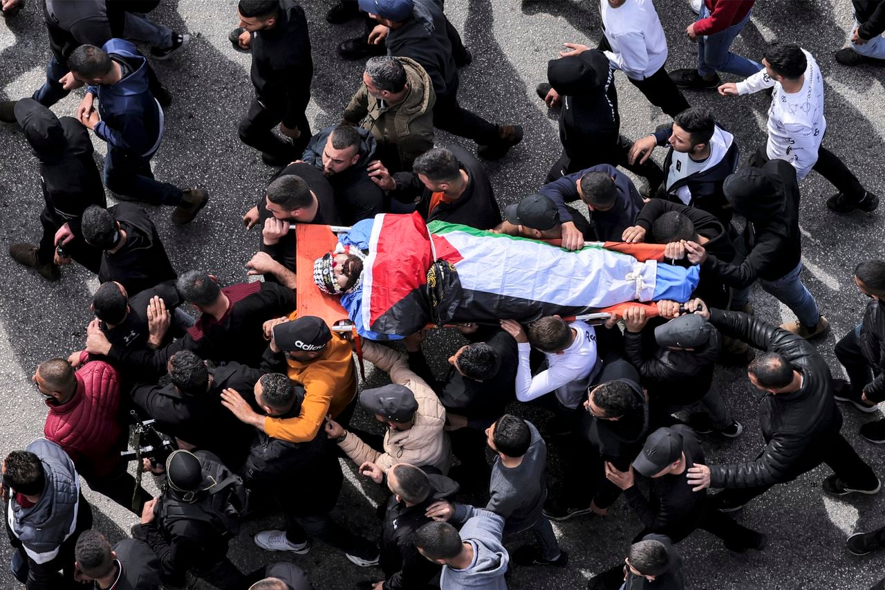 El ministerio de Salud palestino anunció la muerte de seis palestinos “a manos de la ocupación [israelí] en Yenín”. Se trata de cinco hombres de 22 a 29 años y otro de 49 años. (Photo by Jaafar ASHTIYEH / AFP)