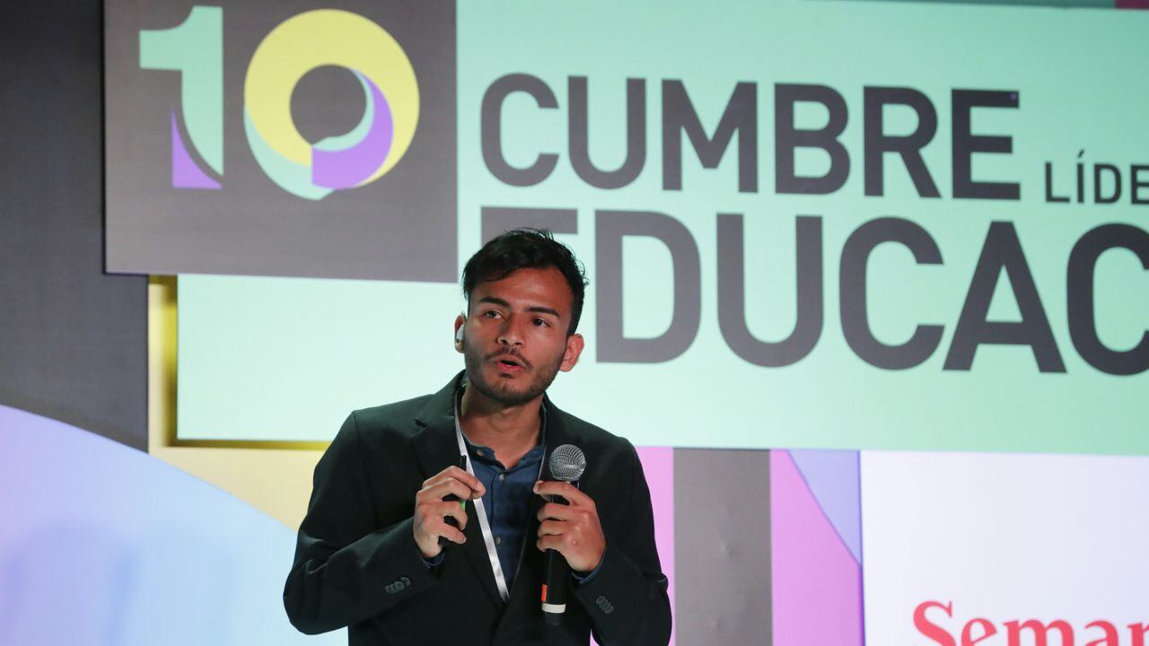 Santiago Páez, el único colombiano nominado al mejor estudiante del mundo por sus iniciativas para promover la educación científica, dio su opinión en la 10.° Cumbre Líderes por la Educación, frente a la realidad del país, las necesidades que tienen los estudiantes y la oportunidad que representa la educación para hacer todo posible.