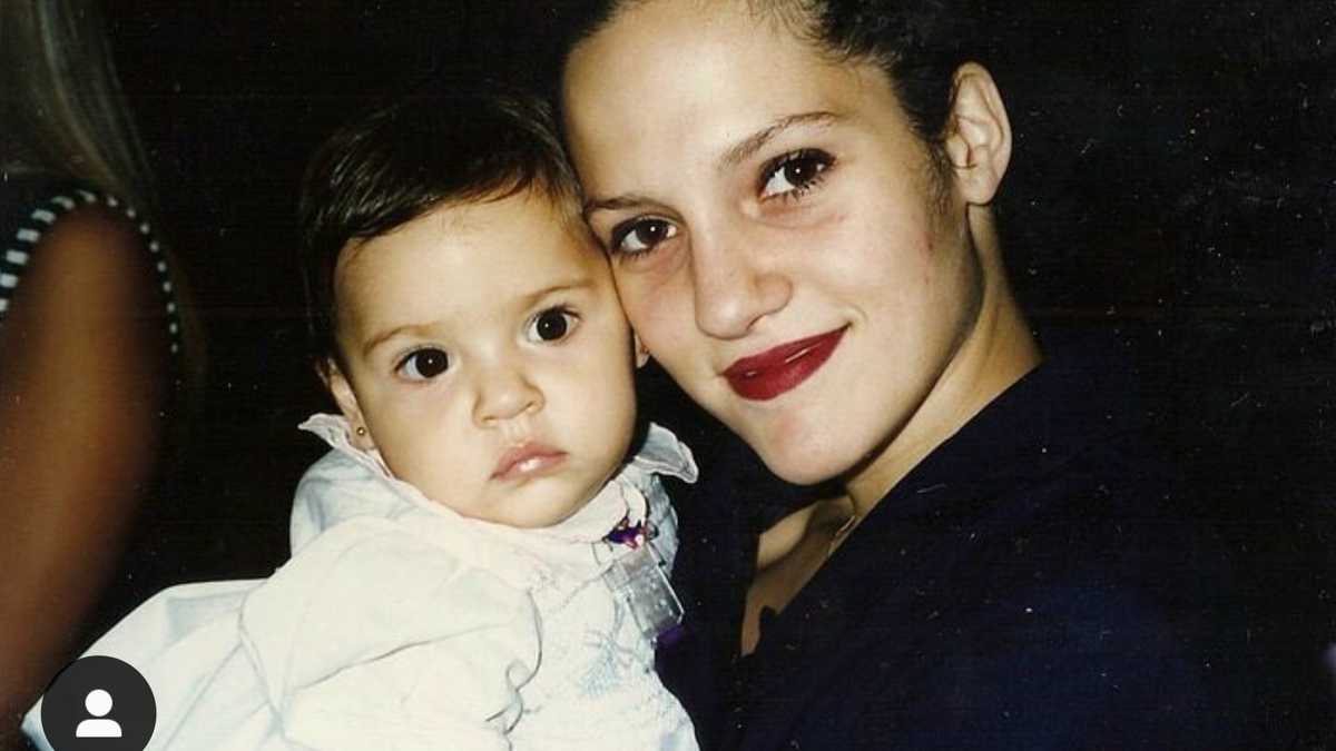Jana con su madre, Valeria Sabalain, a quien Maradona dejó cuando supo que estaba esperando a su hija.
