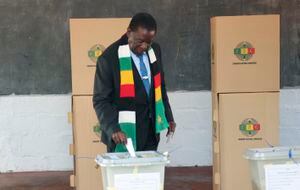 El presidente de Zimbabue, Emmerson Mnangagwa, deposita su voto en un centro electoral en Kwekwe, Zimbabue, el miércoles 23 de agosto de 2023. Según los resultados difundidos el sábado 26 de agosto, Mnangagwa ganó la reelección. (AP Foto)