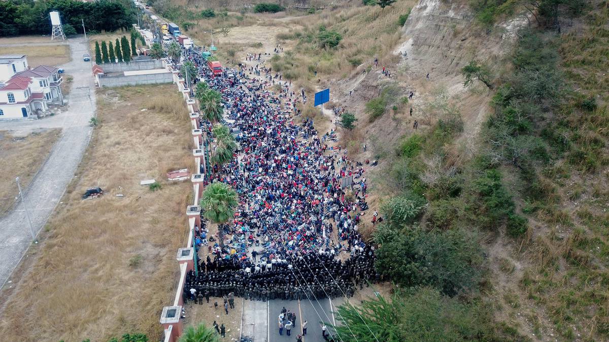 En video: Policía de Guatemala logra frenar la caravana de miles de  migrantes procedente de Honduras