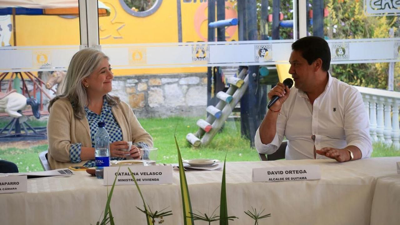 ministra de Vivienda Catalina Velasco y Daniel Ortega alcalde de Duitama