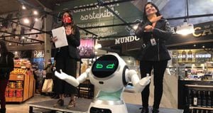 En cuanto a tecnología, el almacén resalta el robot Lú, la asistente que les dará la bienvenida a los visitantes, interactuará con ellos y responderá sus consultas, "para hacer de esta una experiencia más amena, lúdica e interactiva".