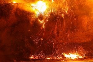 Las brasas gotean de un acantilado mientras el incendio Wishon arde cerca de Springville, California, EE. UU., 15 de agosto de 2022. Foto REUTERS/David Swanson