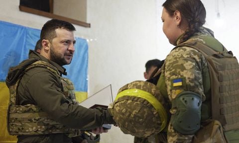 El presidente de Ucrania relevó de su cargo a un alto mando militar del este del país, advirtiendo irregularidades en el ejercicio de su trabajo.