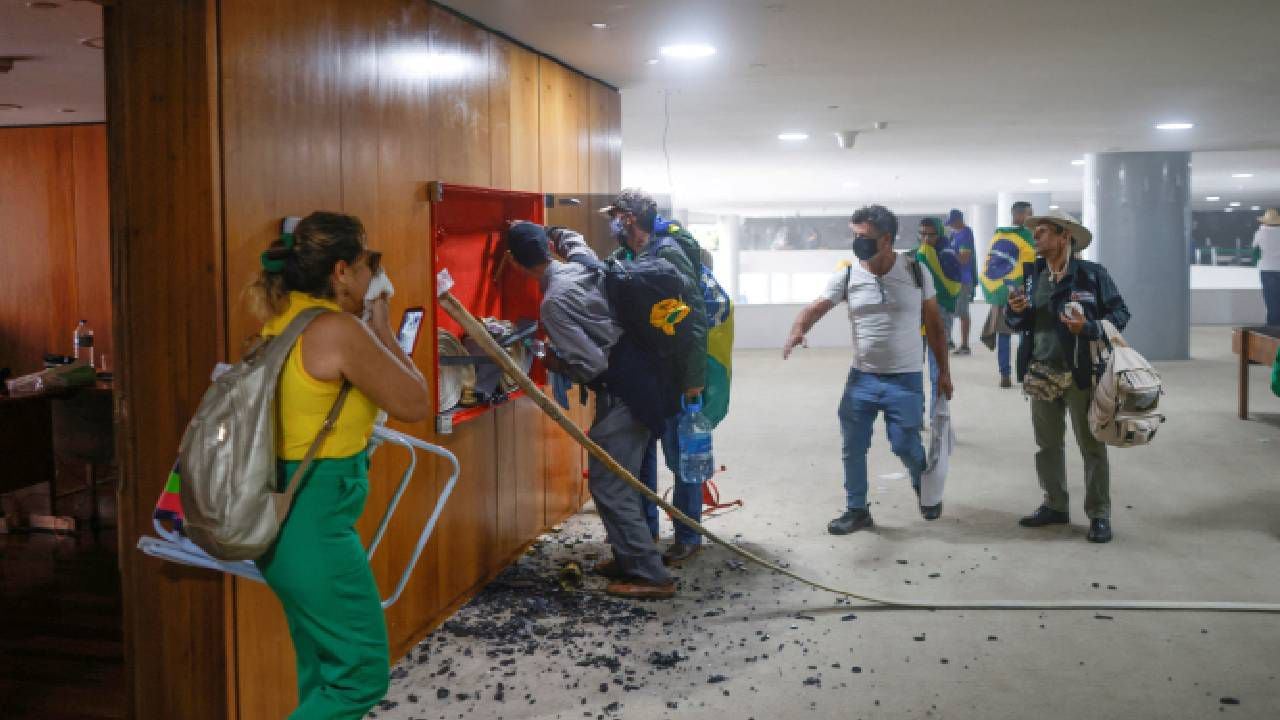 Partidarios del expresidente brasileño, Jair Bolsonaro, en el interior del Palacio de Planalto.