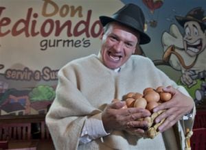 “Para montar un negocio de estos se necesitan huevos”, dice en broma y en serio, don Jediondo, personaje que interpreta Pedro González, quien le ha dado identidad a la cadena.
