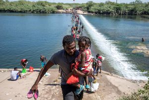 Foto del domingo 19 de septiembre en que migrantes procedentes de Haití esperan en el río Bravo para cruzar rumbo a Estados Unidos, en Ciudad Acuña, estado de Coahuila (México). EFE/Miguel Sierra Foto: EFE