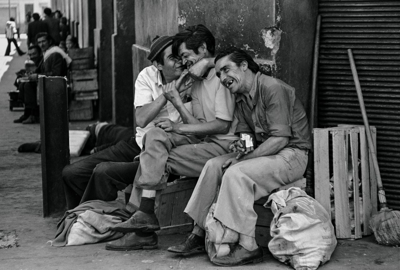 Compadres. Santiago, de la serie Personas, 1987. Fotografía de Paz Errázuriz. Cortesía del Banco de la República