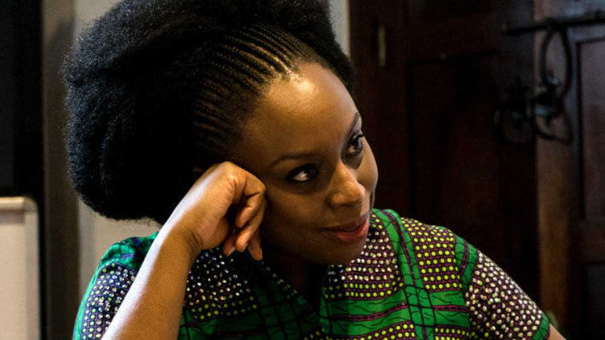 "Hay un discurso feminista en Occidente con el que realmente no me siento conectada": hablamos con la escritora nigeriana Chimamanda Ngozi Adichie. | Foto: Camila Marín y Luis Gabriel Salcedo.