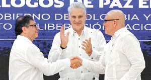   En la foto, el presidente Gustavo Petro (izq.); el presidente de Cuba, Miguel Díaz-Canel (centro), y el primer comandante del ELN, Antonio García, tras la firma del cese al fuego.