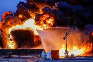 Los bomberos trabajan para extinguir el fuego tras el reciente bombardeo en un almacenamiento de petróleo en el curso del conflicto Rusia-Ucrania en la ciudad de Shakhtarsk (Shakhtyorsk) cerca de Donetsk, Ucrania controlada por Rusia, el 27 de octubre de 2022. 