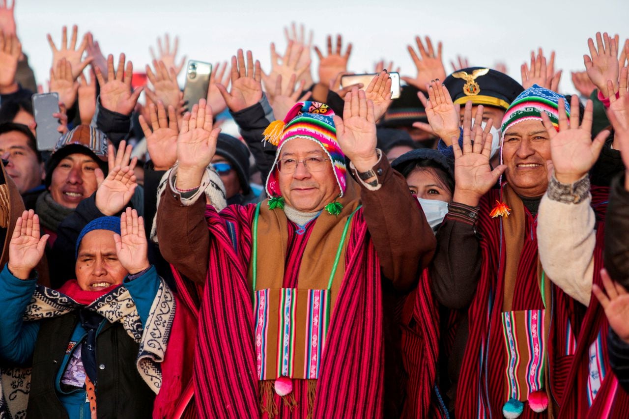 El presidente de Bolivia, Luis Arce, y el expresidente Evo Morales, asisten a una ceremonia ancestral para celebrar el Año Nuevo Aymara, en Tiwanaku, Bolivia, el 21 de junio de 2022.