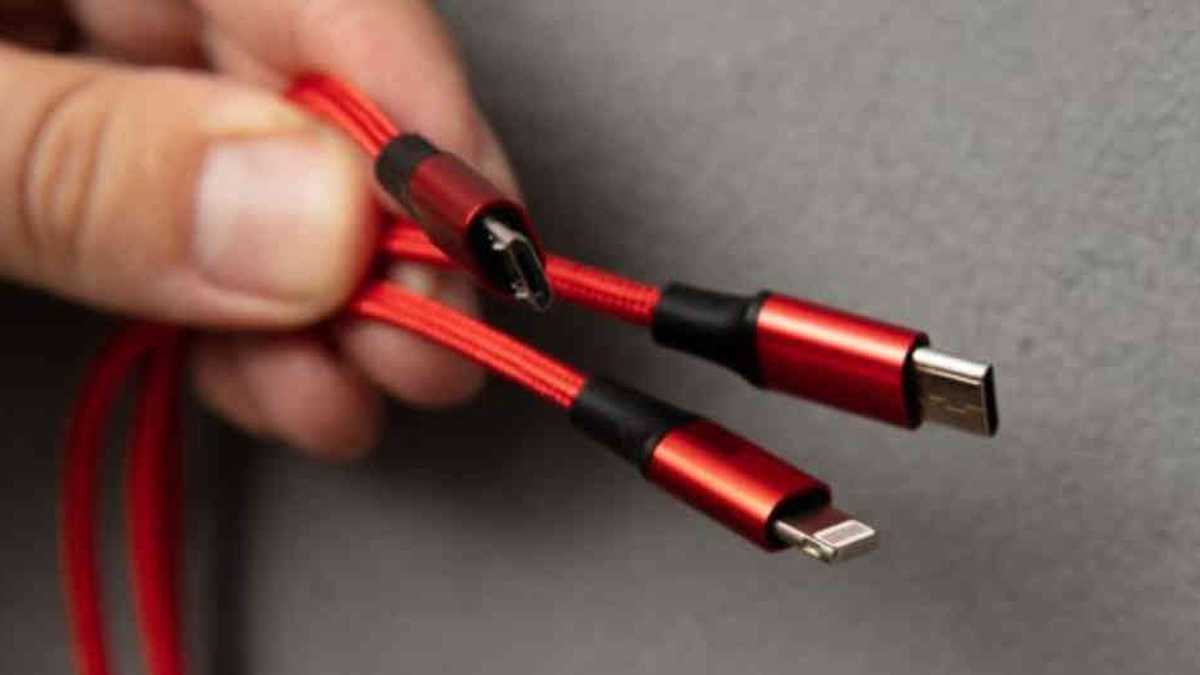 Los característicos cables "lightning" de Apple podrían tener sus días contados en Europa. Foto: Getty BBC