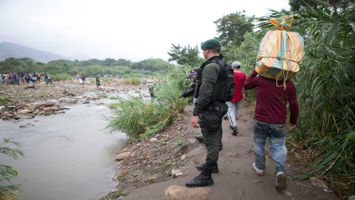 El fenómeno de la migración no lo ha detenido la pandemia. A pesar de la crítica situación sanitaria que se vive en Norte de Santander, durante toda la semana se ha visto una fila larga de caminantes venezolanos provenientes de Venezuela.