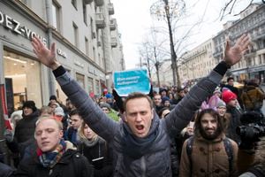 El líder de la oposición rusa Alexei Navalny, en el centro, asiste a una manifestación en Moscú, Rusia, el 28 de enero de 2018.