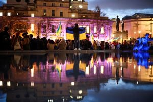 La gente asiste a una vigilia por Ucrania celebrada en el aniversario del conflicto con Rusia, en Trafalgar Square en Londres, Gran Bretaña 23 de febrero de 2023. 