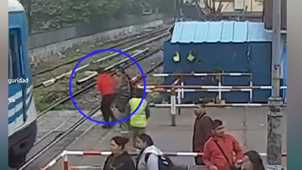 Hombre evadió controles de seguridad por ir hablando por celular y casi termina atropellado por un tren.