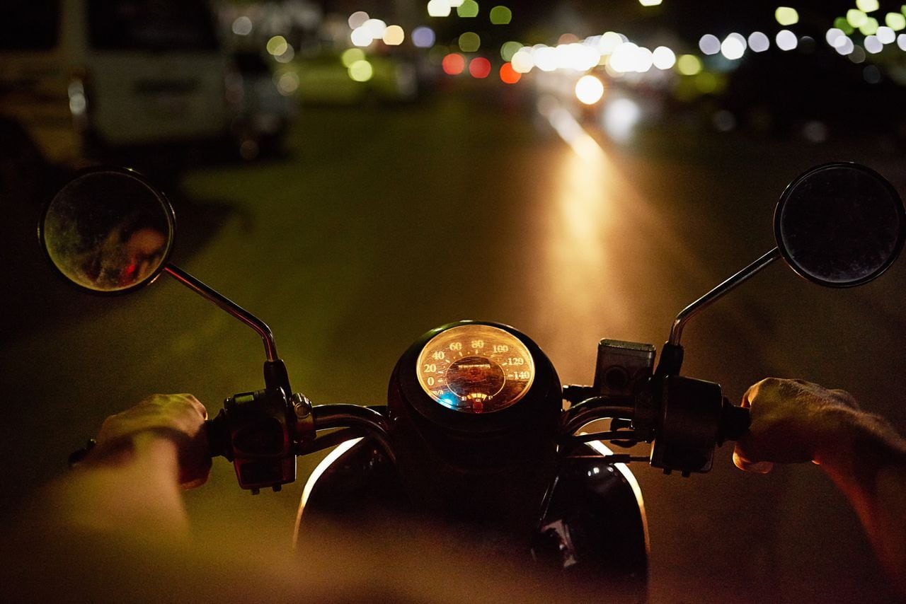 Luces y sombras: Cómo conducir moto de noche con confianza