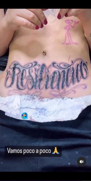 La influencer soportó varias horas de dolor mientras le hacían su tatuaje. Foto: Instagram @rechismes.