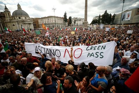 La gente se reúne en la Piazza del Popolo durante una protesta, en Roma, el sábado 9 de octubre de 2021. Miles de manifestantes protestaron el sábado en Roma contra el pase de salud COVID-19 que los trabajadores italianos, tanto del sector público como del privado, deben exhibir para acceder a sus lugares de trabajo a partir del 15 de octubre en virtud de un decreto del gobierno.