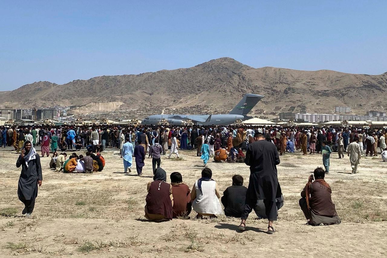 Cientos de ciudadanos occidentales y trabajadores afganos han sido trasladados a un lugar seguro desde que los talibanes reafirmaron el control del país.