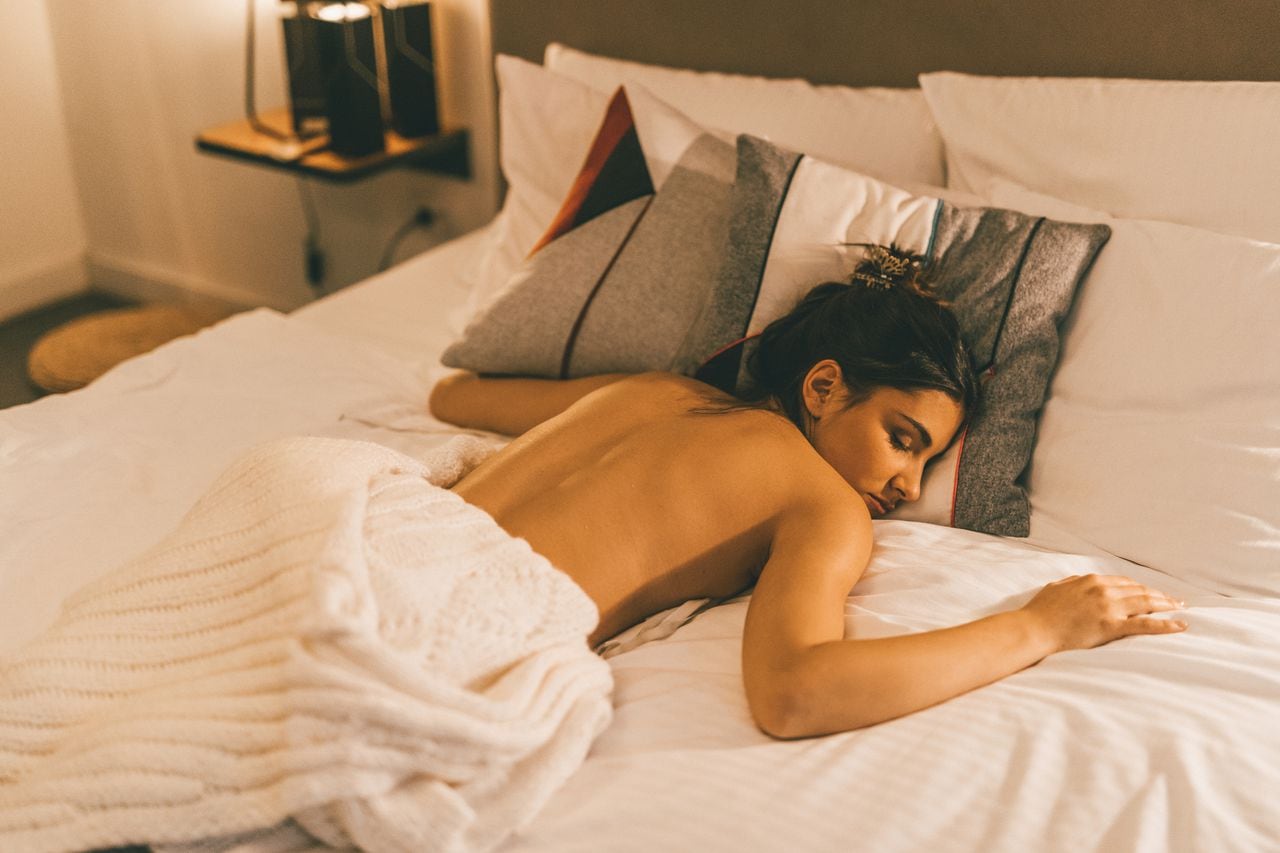Dormir desnudo beneficia la quema de calorías. Foto: Getty Images.