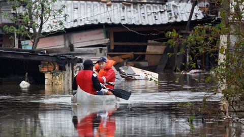 Voluntarios evacuan a un hombre en un barco de una zona inundada en Porto Alegre, estado de Rio Grande do Sul, Brasil, 12 de mayo de 2024.