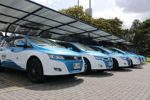 Taxis eléctricos en Bogotá podrán operar otros cuatro años más.