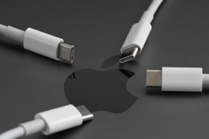 Apple está abandonando el cable Lightning, su enchufe de carga del iPhone, y alineándose con el resto de la industria tecnológica mediante la adopción del USB-C, un estándar de conexión mucho más utilizado. Eso se debe en buena parte a una norma de carga común de la Unión Europea que pronto se aplicará en el bloque de 27 países.