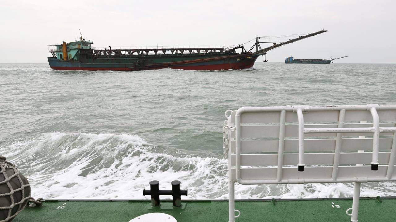 ARCHIVO. Barcos con banderas chinas son vistos por la guardia costera taiwanesa que patrulla en las aguas frente a las islas Matsu.