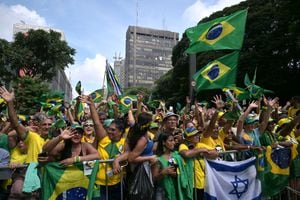 Partidarios del expresidente brasileño Jair Bolsonaro (2019-2022) asisten a una manifestación en Sao Paulo, Brasil, el 25 de febrero de 2024.