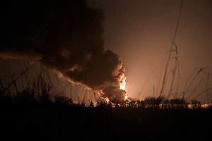 Depósito de petróleo en llamas supuestamente golpeado por bombardeos cerca de la base aérea militar Vasylkiv en la región de Kiev, Ucrania, 27 de febrero de 2022. Foto REUTERS/Maksim Levin