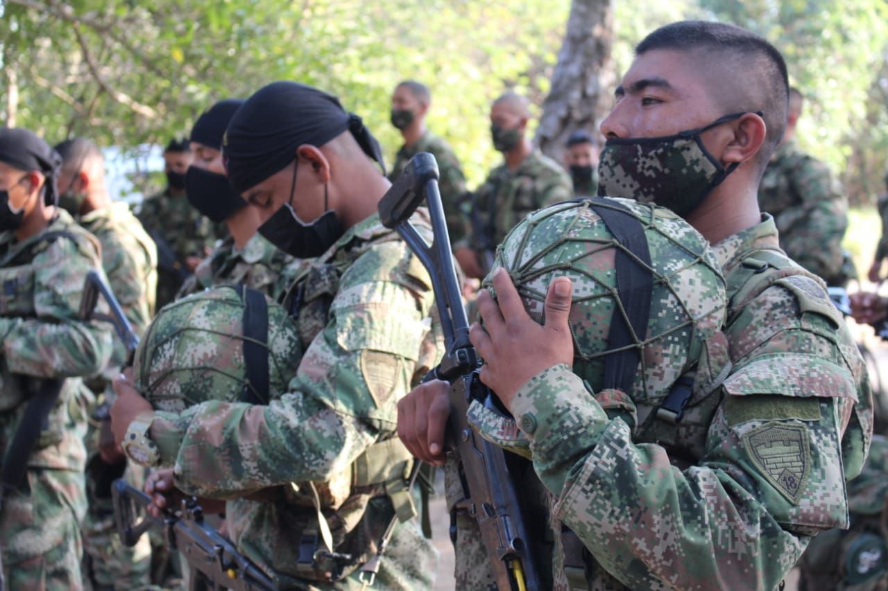 Soldados orando en Cauca antes de enfrentar al enemigo.