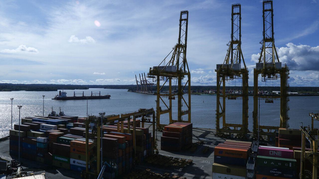 Sitiado por la Inseguridad y los bloqueos, el principal puerto de Colombia sigue sufriendo en materia de desarrollo económico y competitividad. Foto Colprensa