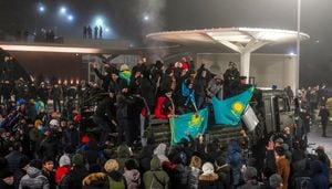 El 5 de enero de 2022, Kazajistán declaró un estado de emergencia nacional después de que las protestas por un aumento del precio del combustible estallaran en enfrentamientos y los manifestantes asaltaran edificios gubernamentales. (Photo by Abduaziz MADYAROV / AFP)