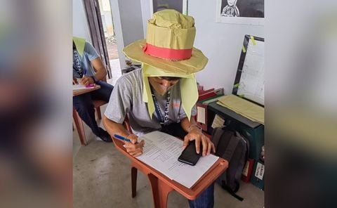 Los cascos ‘anticopia’, la insólita medida que tomó un maestro con sus estudiantes en Filipinas
