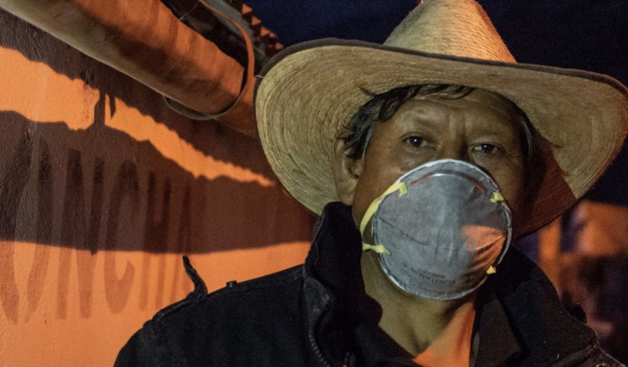 Los habitantes que se encuentran cerca del volcán Ubinas han tenido que usar mascarillas para protegerse del humo que expulsa la montaña
