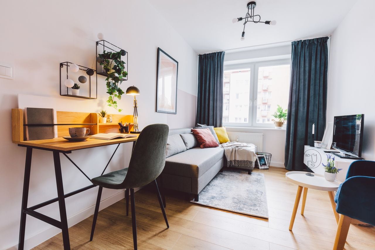 Desde la selección cuidadosa de muebles multifuncionales hasta la elección de paletas de colores reflectantes, cada decisión en la decoración de apartamentos pequeños importa.